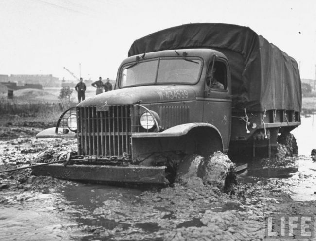 d112d8b4621f0af4_large_Army_truck_driving_through_deep_mud