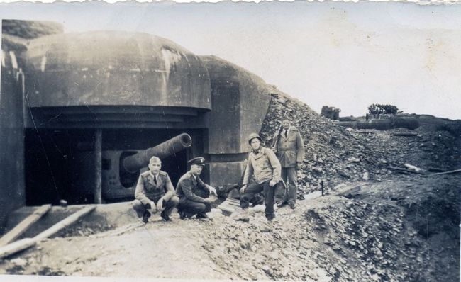 Officers at Gun in Cherbourg - The G503 Album