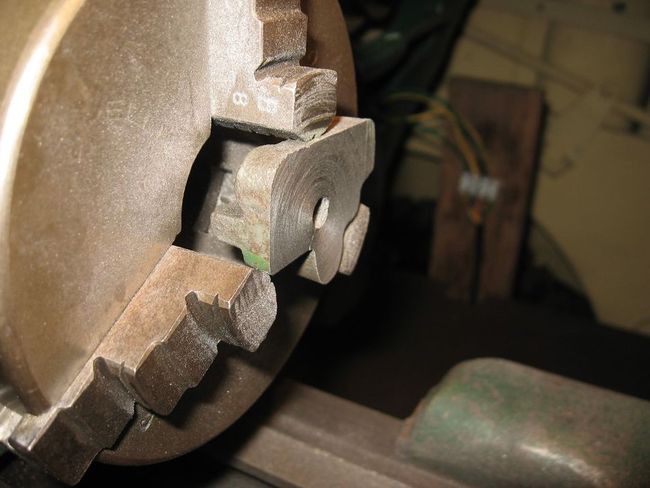 Lathe saddle