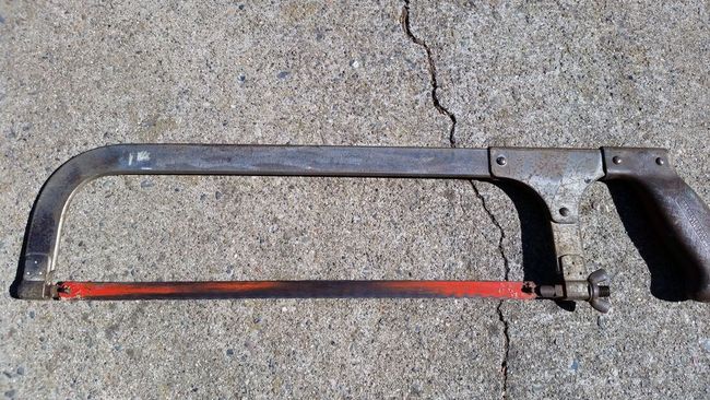 Crescent hacksaw