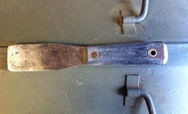 Vintage plastic handle 1-1/4&quot; putty knife