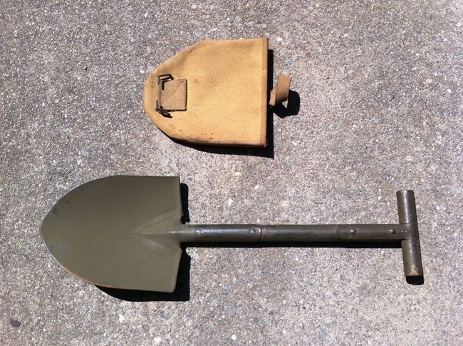 Entrenching shovel with cover