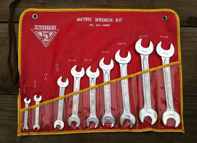 Indestro metric DOE wrench set with roll