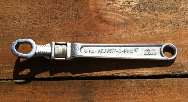 Odd adjustable wrench