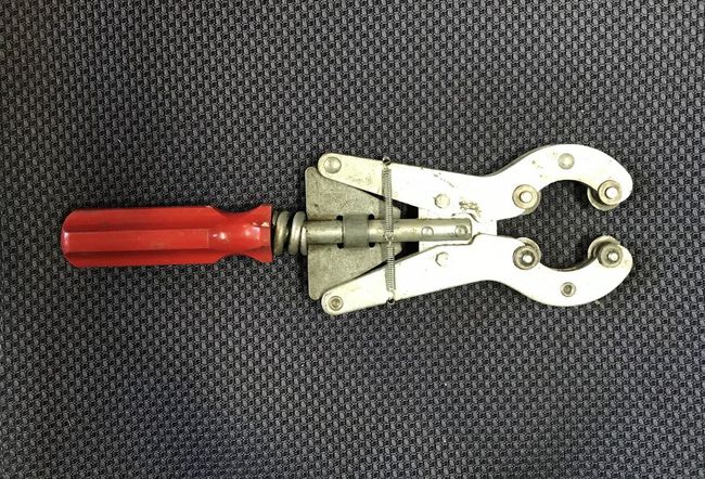 Exhaust pipe cutter