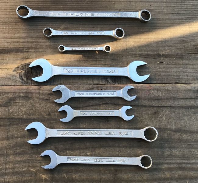 Plomb pebble wrenches