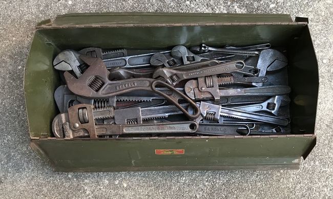 Barcalo box of adjustable and pipe wrenches