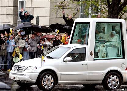 41691996_popemobile_afp416