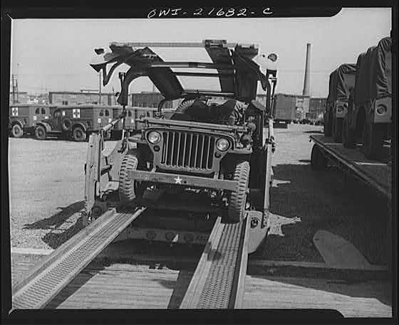 8d15695rDetroit_Michigan_Backing_Army_car_on_haulaway_truck43apr