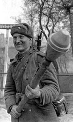 WW2_russ_with_panzerfaust1