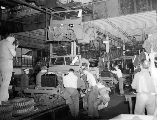 Willys_Assembly_Line_June_19421