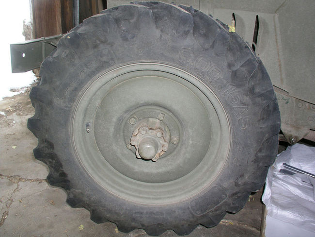 CJ2-09 Galaxy tire left front