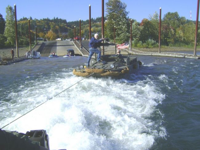 DUKW_ride_on_Willamette