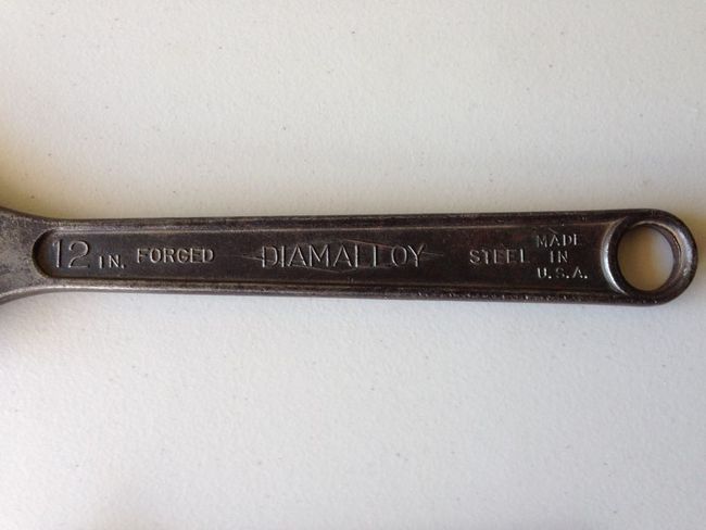 Diamond calk wrench