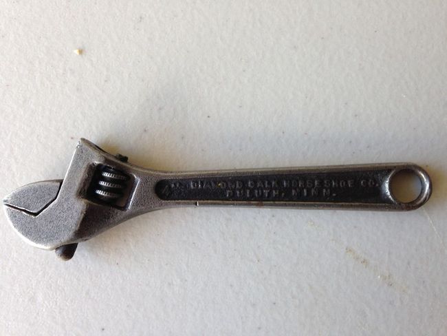 Diamond calk wrench