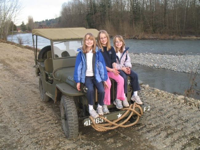 3_Jills_and_a_Jeep